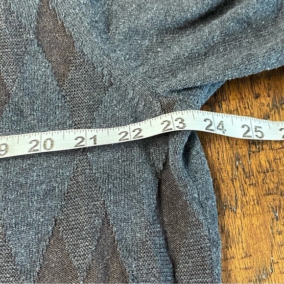 J. FERRAR V-Neck Argyle Sweater - Picture 8 of 10